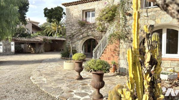 LES ISSAMBRES - L’élégance d’un lieu, la proximité immédiate de la mer