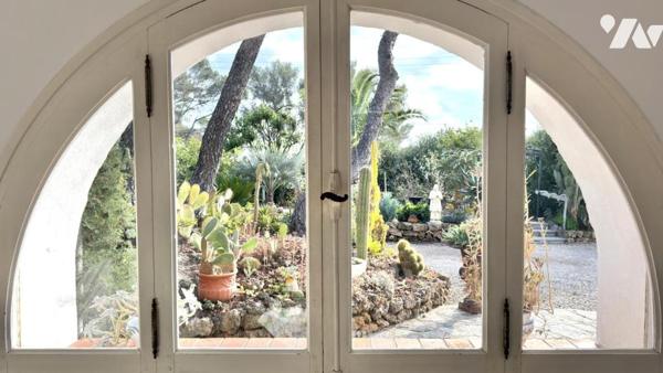 LES ISSAMBRES - L’élégance d’un lieu, la proximité immédiate de la mer