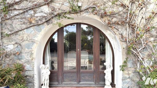 LES ISSAMBRES - L’élégance d’un lieu, la proximité immédiate de la mer