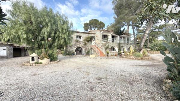 LES ISSAMBRES - L’élégance d’un lieu, la proximité immédiate de la mer