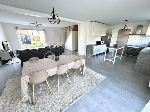 Rare sur le secteur, cette maison familiale réceptionnée en août 2024 offre environ 138 m² habitables, pour une surface de plancher de 142 m². Elle constitue une véritable alternative au neuf, sans délai de construction ni aléas de chantier.

Conforme à la norme RE2020, elle bénéficie de prestations actuelles et de garanties constructeur encore en cours.

Dès l’entrée, vous découvrirez une vaste pièce de vie traversante de plus de 52 m², ouverte sur une cuisine aménagée et équipée. Cet espace convivial, baigné de lumière grâce à ses grandes ouvertures, a été conçu pour répondre aux besoins du quotidien tout en offrant un cadre de vie agréable et fonctionnel.

Un cellier attenant complète cet ensemble.

Le rez-de-chaussée accueille une chambre avec salle d’eau privative, offrant une véritable possibilité de vie de plain-pied ou un espace indépendant selon vos besoins. Un WC indépendant est également présent à ce niveau.

À l’étage, le palier dessert quatre chambres supplémentaires, dont une suite parentale avec salle d’eau privative. Une salle de bains avec baignoire ainsi qu’un WC indépendant viennent compléter cet espace nuit.

À l’extérieur, la maison bénéficie d’un terrain clos d’environ 300 m² avec terrasse exposée plein sud, offrant un espace agréable pour profiter pleinement des beaux jours.

La maison bénéficie d’un DPE A et d’une consommation réelle de chauffage et d’eau chaude d’environ 770 € pour l’année 2025.

Les atouts du bien :

✔ Construction Bio’Bric réceptionnée en août 2024
✔ Norme RE2020
✔ Pompe à chaleur air/eau
✔ Grandes baies vitrées aluminium
✔ Huisseries double vitrage aluminium / PVC
✔ Volets roulants électriques
✔ Vide sanitaire d’environ 1,60 m de hauteur
✔ Garanties décennale, biennale et parfait achèvement en cours
✔ Plusieurs stationnements sur la parcelle
✔ Aucun travaux à prévoir

Une maison alliant confort, modernité et praticité au quotidien, idéalement située avec les écoles maternelle et élémentaire à moins de 100 mètres, le collège à environ 300 mètres, la gare à 375 mètres et les commerces de proximité accessibles en quelques minutes à pied.

Un cadre de vie recherché, où l’essentiel du quotidien peut se faire sans voiture.

À visiter sans tarder !

📞 Vous souhaitez plus de renseignements et/ou convenir d'une visite ? Contactez-moi, je suis disponible 7jours/7
** OUVERT A L'INTER-CABINET