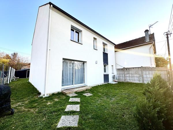 Rare sur le secteur, cette maison familiale réceptionnée en août 2024 offre environ 138 m² habitables, pour une surface de plancher de 142 m². Elle constitue une véritable alternative au neuf, sans délai de construction ni aléas de chantier.

Conforme à la norme RE2020, elle bénéficie de prestations actuelles et de garanties constructeur encore en cours.

Dès l’entrée, vous découvrirez une vaste pièce de vie traversante de plus de 52 m², ouverte sur une cuisine aménagée et équipée. Cet espace convivial, baigné de lumière grâce à ses grandes ouvertures, a été conçu pour répondre aux besoins du quotidien tout en offrant un cadre de vie agréable et fonctionnel.

Un cellier attenant complète cet ensemble.

Le rez-de-chaussée accueille une chambre avec salle d’eau privative, offrant une véritable possibilité de vie de plain-pied ou un espace indépendant selon vos besoins. Un WC indépendant est également présent à ce niveau.

À l’étage, le palier dessert quatre chambres supplémentaires, dont une suite parentale avec salle d’eau privative. Une salle de bains avec baignoire ainsi qu’un WC indépendant viennent compléter cet espace nuit.

À l’extérieur, la maison bénéficie d’un terrain clos d’environ 300 m² avec terrasse exposée plein sud, offrant un espace agréable pour profiter pleinement des beaux jours.

La maison bénéficie d’un DPE A et d’une consommation réelle de chauffage et d’eau chaude d’environ 770 € pour l’année 2025.

Les atouts du bien :

✔ Construction Bio’Bric réceptionnée en août 2024
✔ Norme RE2020
✔ Pompe à chaleur air/eau
✔ Grandes baies vitrées aluminium
✔ Huisseries double vitrage aluminium / PVC
✔ Volets roulants électriques
✔ Vide sanitaire d’environ 1,60 m de hauteur
✔ Garanties décennale, biennale et parfait achèvement en cours
✔ Plusieurs stationnements sur la parcelle
✔ Aucun travaux à prévoir

Une maison alliant confort, modernité et praticité au quotidien, idéalement située avec les écoles maternelle et élémentaire à moins de 100 mètres, le collège à environ 300 mètres, la gare à 375 mètres et les commerces de proximité accessibles en quelques minutes à pied.

Un cadre de vie recherché, où l’essentiel du quotidien peut se faire sans voiture.

À visiter sans tarder !

📞 Vous souhaitez plus de renseignements et/ou convenir d'une visite ? Contactez-moi, je suis disponible 7jours/7
** OUVERT A L'INTER-CABINET