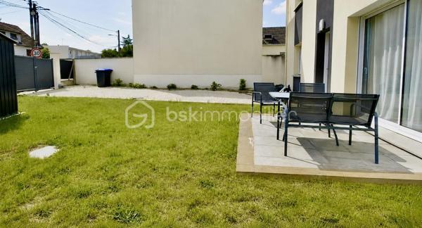 Rare sur le secteur, cette maison familiale réceptionnée en août 2024 offre environ 138 m² habitables, pour une surface de plancher de 142 m². Elle constitue une véritable alternative au neuf, sans délai de construction ni aléas de chantier.

Conforme à la norme RE2020, elle bénéficie de prestations actuelles et de garanties constructeur encore en cours.

Dès l’entrée, vous découvrirez une vaste pièce de vie traversante de plus de 52 m², ouverte sur une cuisine aménagée et équipée. Cet espace convivial, baigné de lumière grâce à ses grandes ouvertures, a été conçu pour répondre aux besoins du quotidien tout en offrant un cadre de vie agréable et fonctionnel.

Un cellier attenant complète cet ensemble.

Le rez-de-chaussée accueille une chambre avec salle d’eau privative, offrant une véritable possibilité de vie de plain-pied ou un espace indépendant selon vos besoins. Un WC indépendant est également présent à ce niveau.

À l’étage, le palier dessert quatre chambres supplémentaires, dont une suite parentale avec salle d’eau privative. Une salle de bains avec baignoire ainsi qu’un WC indépendant viennent compléter cet espace nuit.

À l’extérieur, la maison bénéficie d’un terrain clos d’environ 300 m² avec terrasse exposée plein sud, offrant un espace agréable pour profiter pleinement des beaux jours.

La maison bénéficie d’un DPE A et d’une consommation réelle de chauffage et d’eau chaude d’environ 770 € pour l’année 2025.

Les atouts du bien :

✔ Construction Bio’Bric réceptionnée en août 2024
✔ Norme RE2020
✔ Pompe à chaleur air/eau
✔ Grandes baies vitrées aluminium
✔ Huisseries double vitrage aluminium / PVC
✔ Volets roulants électriques
✔ Vide sanitaire d’environ 1,60 m de hauteur
✔ Garanties décennale, biennale et parfait achèvement en cours
✔ Plusieurs stationnements sur la parcelle
✔ Aucun travaux à prévoir

Une maison alliant confort, modernité et praticité au quotidien, idéalement située avec les écoles maternelle et élémentaire à moins de 100 mètres, le collège à environ 300 mètres, la gare à 375 mètres et les commerces de proximité accessibles en quelques minutes à pied.

Un cadre de vie recherché, où l’essentiel du quotidien peut se faire sans voiture.

À visiter sans tarder !

📞 Vous souhaitez plus de renseignements et/ou convenir d'une visite ? Contactez-moi, je suis disponible 7jours/7
** OUVERT A L'INTER-CABINET
