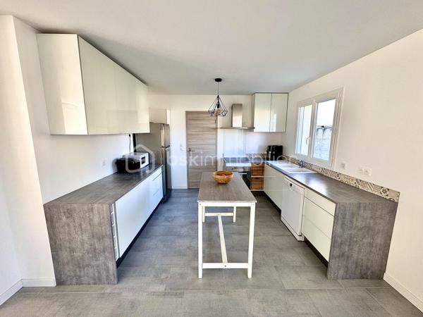Rare sur le secteur, cette maison familiale réceptionnée en août 2024 offre environ 138 m² habitables, pour une surface de plancher de 142 m². Elle constitue une véritable alternative au neuf, sans délai de construction ni aléas de chantier.

Conforme à la norme RE2020, elle bénéficie de prestations actuelles et de garanties constructeur encore en cours.

Dès l’entrée, vous découvrirez une vaste pièce de vie traversante de plus de 52 m², ouverte sur une cuisine aménagée et équipée. Cet espace convivial, baigné de lumière grâce à ses grandes ouvertures, a été conçu pour répondre aux besoins du quotidien tout en offrant un cadre de vie agréable et fonctionnel.

Un cellier attenant complète cet ensemble.

Le rez-de-chaussée accueille une chambre avec salle d’eau privative, offrant une véritable possibilité de vie de plain-pied ou un espace indépendant selon vos besoins. Un WC indépendant est également présent à ce niveau.

À l’étage, le palier dessert quatre chambres supplémentaires, dont une suite parentale avec salle d’eau privative. Une salle de bains avec baignoire ainsi qu’un WC indépendant viennent compléter cet espace nuit.

À l’extérieur, la maison bénéficie d’un terrain clos d’environ 300 m² avec terrasse exposée plein sud, offrant un espace agréable pour profiter pleinement des beaux jours.

La maison bénéficie d’un DPE A et d’une consommation réelle de chauffage et d’eau chaude d’environ 770 € pour l’année 2025.

Les atouts du bien :

✔ Construction Bio’Bric réceptionnée en août 2024
✔ Norme RE2020
✔ Pompe à chaleur air/eau
✔ Grandes baies vitrées aluminium
✔ Huisseries double vitrage aluminium / PVC
✔ Volets roulants électriques
✔ Vide sanitaire d’environ 1,60 m de hauteur
✔ Garanties décennale, biennale et parfait achèvement en cours
✔ Plusieurs stationnements sur la parcelle
✔ Aucun travaux à prévoir

Une maison alliant confort, modernité et praticité au quotidien, idéalement située avec les écoles maternelle et élémentaire à moins de 100 mètres, le collège à environ 300 mètres, la gare à 375 mètres et les commerces de proximité accessibles en quelques minutes à pied.

Un cadre de vie recherché, où l’essentiel du quotidien peut se faire sans voiture.

À visiter sans tarder !

📞 Vous souhaitez plus de renseignements et/ou convenir d'une visite ? Contactez-moi, je suis disponible 7jours/7
** OUVERT A L'INTER-CABINET