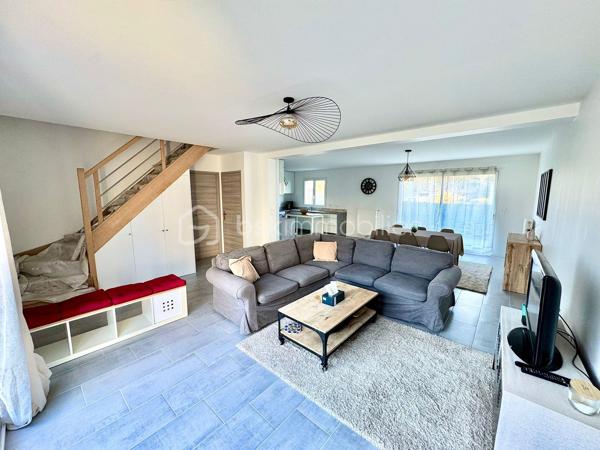 Rare sur le secteur, cette maison familiale réceptionnée en août 2024 offre environ 138 m² habitables, pour une surface de plancher de 142 m². Elle constitue une véritable alternative au neuf, sans délai de construction ni aléas de chantier.

Conforme à la norme RE2020, elle bénéficie de prestations actuelles et de garanties constructeur encore en cours.

Dès l’entrée, vous découvrirez une vaste pièce de vie traversante de plus de 52 m², ouverte sur une cuisine aménagée et équipée. Cet espace convivial, baigné de lumière grâce à ses grandes ouvertures, a été conçu pour répondre aux besoins du quotidien tout en offrant un cadre de vie agréable et fonctionnel.

Un cellier attenant complète cet ensemble.

Le rez-de-chaussée accueille une chambre avec salle d’eau privative, offrant une véritable possibilité de vie de plain-pied ou un espace indépendant selon vos besoins. Un WC indépendant est également présent à ce niveau.

À l’étage, le palier dessert quatre chambres supplémentaires, dont une suite parentale avec salle d’eau privative. Une salle de bains avec baignoire ainsi qu’un WC indépendant viennent compléter cet espace nuit.

À l’extérieur, la maison bénéficie d’un terrain clos d’environ 300 m² avec terrasse exposée plein sud, offrant un espace agréable pour profiter pleinement des beaux jours.

La maison bénéficie d’un DPE A et d’une consommation réelle de chauffage et d’eau chaude d’environ 770 € pour l’année 2025.

Les atouts du bien :

✔ Construction Bio’Bric réceptionnée en août 2024
✔ Norme RE2020
✔ Pompe à chaleur air/eau
✔ Grandes baies vitrées aluminium
✔ Huisseries double vitrage aluminium / PVC
✔ Volets roulants électriques
✔ Vide sanitaire d’environ 1,60 m de hauteur
✔ Garanties décennale, biennale et parfait achèvement en cours
✔ Plusieurs stationnements sur la parcelle
✔ Aucun travaux à prévoir

Une maison alliant confort, modernité et praticité au quotidien, idéalement située avec les écoles maternelle et élémentaire à moins de 100 mètres, le collège à environ 300 mètres, la gare à 375 mètres et les commerces de proximité accessibles en quelques minutes à pied.

Un cadre de vie recherché, où l’essentiel du quotidien peut se faire sans voiture.

À visiter sans tarder !

📞 Vous souhaitez plus de renseignements et/ou convenir d'une visite ? Contactez-moi, je suis disponible 7jours/7
** OUVERT A L'INTER-CABINET