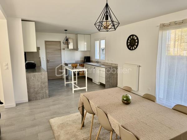 Rare sur le secteur, cette maison familiale réceptionnée en août 2024 offre environ 138 m² habitables, pour une surface de plancher de 142 m². Elle constitue une véritable alternative au neuf, sans délai de construction ni aléas de chantier.

Conforme à la norme RE2020, elle bénéficie de prestations actuelles et de garanties constructeur encore en cours.

Dès l’entrée, vous découvrirez une vaste pièce de vie traversante de plus de 52 m², ouverte sur une cuisine aménagée et équipée. Cet espace convivial, baigné de lumière grâce à ses grandes ouvertures, a été conçu pour répondre aux besoins du quotidien tout en offrant un cadre de vie agréable et fonctionnel.

Un cellier attenant complète cet ensemble.

Le rez-de-chaussée accueille une chambre avec salle d’eau privative, offrant une véritable possibilité de vie de plain-pied ou un espace indépendant selon vos besoins. Un WC indépendant est également présent à ce niveau.

À l’étage, le palier dessert quatre chambres supplémentaires, dont une suite parentale avec salle d’eau privative. Une salle de bains avec baignoire ainsi qu’un WC indépendant viennent compléter cet espace nuit.

À l’extérieur, la maison bénéficie d’un terrain clos d’environ 300 m² avec terrasse exposée plein sud, offrant un espace agréable pour profiter pleinement des beaux jours.

La maison bénéficie d’un DPE A et d’une consommation réelle de chauffage et d’eau chaude d’environ 770 € pour l’année 2025.

Les atouts du bien :

✔ Construction Bio’Bric réceptionnée en août 2024
✔ Norme RE2020
✔ Pompe à chaleur air/eau
✔ Grandes baies vitrées aluminium
✔ Huisseries double vitrage aluminium / PVC
✔ Volets roulants électriques
✔ Vide sanitaire d’environ 1,60 m de hauteur
✔ Garanties décennale, biennale et parfait achèvement en cours
✔ Plusieurs stationnements sur la parcelle
✔ Aucun travaux à prévoir

Une maison alliant confort, modernité et praticité au quotidien, idéalement située avec les écoles maternelle et élémentaire à moins de 100 mètres, le collège à environ 300 mètres, la gare à 375 mètres et les commerces de proximité accessibles en quelques minutes à pied.

Un cadre de vie recherché, où l’essentiel du quotidien peut se faire sans voiture.

À visiter sans tarder !

📞 Vous souhaitez plus de renseignements et/ou convenir d'une visite ? Contactez-moi, je suis disponible 7jours/7
** OUVERT A L'INTER-CABINET