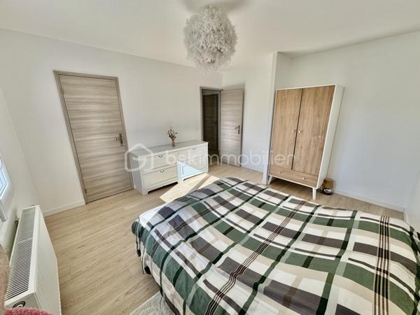 Rare sur le secteur, cette maison familiale réceptionnée en août 2024 offre environ 138 m² habitables, pour une surface de plancher de 142 m². Elle constitue une véritable alternative au neuf, sans délai de construction ni aléas de chantier.

Conforme à la norme RE2020, elle bénéficie de prestations actuelles et de garanties constructeur encore en cours.

Dès l’entrée, vous découvrirez une vaste pièce de vie traversante de plus de 52 m², ouverte sur une cuisine aménagée et équipée. Cet espace convivial, baigné de lumière grâce à ses grandes ouvertures, a été conçu pour répondre aux besoins du quotidien tout en offrant un cadre de vie agréable et fonctionnel.

Un cellier attenant complète cet ensemble.

Le rez-de-chaussée accueille une chambre avec salle d’eau privative, offrant une véritable possibilité de vie de plain-pied ou un espace indépendant selon vos besoins. Un WC indépendant est également présent à ce niveau.

À l’étage, le palier dessert quatre chambres supplémentaires, dont une suite parentale avec salle d’eau privative. Une salle de bains avec baignoire ainsi qu’un WC indépendant viennent compléter cet espace nuit.

À l’extérieur, la maison bénéficie d’un terrain clos d’environ 300 m² avec terrasse exposée plein sud, offrant un espace agréable pour profiter pleinement des beaux jours.

La maison bénéficie d’un DPE A et d’une consommation réelle de chauffage et d’eau chaude d’environ 770 € pour l’année 2025.

Les atouts du bien :

✔ Construction Bio’Bric réceptionnée en août 2024
✔ Norme RE2020
✔ Pompe à chaleur air/eau
✔ Grandes baies vitrées aluminium
✔ Huisseries double vitrage aluminium / PVC
✔ Volets roulants électriques
✔ Vide sanitaire d’environ 1,60 m de hauteur
✔ Garanties décennale, biennale et parfait achèvement en cours
✔ Plusieurs stationnements sur la parcelle
✔ Aucun travaux à prévoir

Une maison alliant confort, modernité et praticité au quotidien, idéalement située avec les écoles maternelle et élémentaire à moins de 100 mètres, le collège à environ 300 mètres, la gare à 375 mètres et les commerces de proximité accessibles en quelques minutes à pied.

Un cadre de vie recherché, où l’essentiel du quotidien peut se faire sans voiture.

À visiter sans tarder !

📞 Vous souhaitez plus de renseignements et/ou convenir d'une visite ? Contactez-moi, je suis disponible 7jours/7
** OUVERT A L'INTER-CABINET
