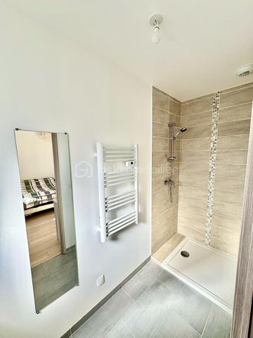 Rare sur le secteur, cette maison familiale réceptionnée en août 2024 offre environ 138 m² habitables, pour une surface de plancher de 142 m². Elle constitue une véritable alternative au neuf, sans délai de construction ni aléas de chantier.

Conforme à la norme RE2020, elle bénéficie de prestations actuelles et de garanties constructeur encore en cours.

Dès l’entrée, vous découvrirez une vaste pièce de vie traversante de plus de 52 m², ouverte sur une cuisine aménagée et équipée. Cet espace convivial, baigné de lumière grâce à ses grandes ouvertures, a été conçu pour répondre aux besoins du quotidien tout en offrant un cadre de vie agréable et fonctionnel.

Un cellier attenant complète cet ensemble.

Le rez-de-chaussée accueille une chambre avec salle d’eau privative, offrant une véritable possibilité de vie de plain-pied ou un espace indépendant selon vos besoins. Un WC indépendant est également présent à ce niveau.

À l’étage, le palier dessert quatre chambres supplémentaires, dont une suite parentale avec salle d’eau privative. Une salle de bains avec baignoire ainsi qu’un WC indépendant viennent compléter cet espace nuit.

À l’extérieur, la maison bénéficie d’un terrain clos d’environ 300 m² avec terrasse exposée plein sud, offrant un espace agréable pour profiter pleinement des beaux jours.

La maison bénéficie d’un DPE A et d’une consommation réelle de chauffage et d’eau chaude d’environ 770 € pour l’année 2025.

Les atouts du bien :

✔ Construction Bio’Bric réceptionnée en août 2024
✔ Norme RE2020
✔ Pompe à chaleur air/eau
✔ Grandes baies vitrées aluminium
✔ Huisseries double vitrage aluminium / PVC
✔ Volets roulants électriques
✔ Vide sanitaire d’environ 1,60 m de hauteur
✔ Garanties décennale, biennale et parfait achèvement en cours
✔ Plusieurs stationnements sur la parcelle
✔ Aucun travaux à prévoir

Une maison alliant confort, modernité et praticité au quotidien, idéalement située avec les écoles maternelle et élémentaire à moins de 100 mètres, le collège à environ 300 mètres, la gare à 375 mètres et les commerces de proximité accessibles en quelques minutes à pied.

Un cadre de vie recherché, où l’essentiel du quotidien peut se faire sans voiture.

À visiter sans tarder !

📞 Vous souhaitez plus de renseignements et/ou convenir d'une visite ? Contactez-moi, je suis disponible 7jours/7
** OUVERT A L'INTER-CABINET