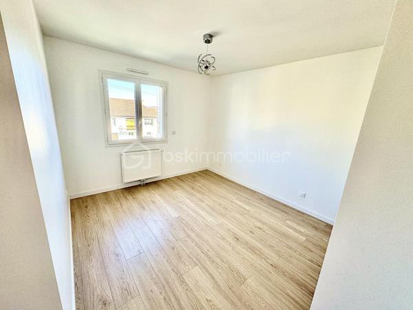 Rare sur le secteur, cette maison familiale réceptionnée en août 2024 offre environ 138 m² habitables, pour une surface de plancher de 142 m². Elle constitue une véritable alternative au neuf, sans délai de construction ni aléas de chantier.

Conforme à la norme RE2020, elle bénéficie de prestations actuelles et de garanties constructeur encore en cours.

Dès l’entrée, vous découvrirez une vaste pièce de vie traversante de plus de 52 m², ouverte sur une cuisine aménagée et équipée. Cet espace convivial, baigné de lumière grâce à ses grandes ouvertures, a été conçu pour répondre aux besoins du quotidien tout en offrant un cadre de vie agréable et fonctionnel.

Un cellier attenant complète cet ensemble.

Le rez-de-chaussée accueille une chambre avec salle d’eau privative, offrant une véritable possibilité de vie de plain-pied ou un espace indépendant selon vos besoins. Un WC indépendant est également présent à ce niveau.

À l’étage, le palier dessert quatre chambres supplémentaires, dont une suite parentale avec salle d’eau privative. Une salle de bains avec baignoire ainsi qu’un WC indépendant viennent compléter cet espace nuit.

À l’extérieur, la maison bénéficie d’un terrain clos d’environ 300 m² avec terrasse exposée plein sud, offrant un espace agréable pour profiter pleinement des beaux jours.

La maison bénéficie d’un DPE A et d’une consommation réelle de chauffage et d’eau chaude d’environ 770 € pour l’année 2025.

Les atouts du bien :

✔ Construction Bio’Bric réceptionnée en août 2024
✔ Norme RE2020
✔ Pompe à chaleur air/eau
✔ Grandes baies vitrées aluminium
✔ Huisseries double vitrage aluminium / PVC
✔ Volets roulants électriques
✔ Vide sanitaire d’environ 1,60 m de hauteur
✔ Garanties décennale, biennale et parfait achèvement en cours
✔ Plusieurs stationnements sur la parcelle
✔ Aucun travaux à prévoir

Une maison alliant confort, modernité et praticité au quotidien, idéalement située avec les écoles maternelle et élémentaire à moins de 100 mètres, le collège à environ 300 mètres, la gare à 375 mètres et les commerces de proximité accessibles en quelques minutes à pied.

Un cadre de vie recherché, où l’essentiel du quotidien peut se faire sans voiture.

À visiter sans tarder !

📞 Vous souhaitez plus de renseignements et/ou convenir d'une visite ? Contactez-moi, je suis disponible 7jours/7
** OUVERT A L'INTER-CABINET