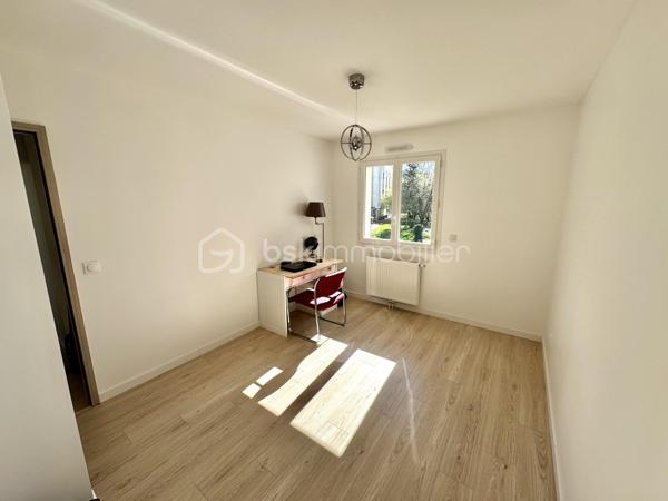 Rare sur le secteur, cette maison familiale réceptionnée en août 2024 offre environ 138 m² habitables, pour une surface de plancher de 142 m². Elle constitue une véritable alternative au neuf, sans délai de construction ni aléas de chantier.

Conforme à la norme RE2020, elle bénéficie de prestations actuelles et de garanties constructeur encore en cours.

Dès l’entrée, vous découvrirez une vaste pièce de vie traversante de plus de 52 m², ouverte sur une cuisine aménagée et équipée. Cet espace convivial, baigné de lumière grâce à ses grandes ouvertures, a été conçu pour répondre aux besoins du quotidien tout en offrant un cadre de vie agréable et fonctionnel.

Un cellier attenant complète cet ensemble.

Le rez-de-chaussée accueille une chambre avec salle d’eau privative, offrant une véritable possibilité de vie de plain-pied ou un espace indépendant selon vos besoins. Un WC indépendant est également présent à ce niveau.

À l’étage, le palier dessert quatre chambres supplémentaires, dont une suite parentale avec salle d’eau privative. Une salle de bains avec baignoire ainsi qu’un WC indépendant viennent compléter cet espace nuit.

À l’extérieur, la maison bénéficie d’un terrain clos d’environ 300 m² avec terrasse exposée plein sud, offrant un espace agréable pour profiter pleinement des beaux jours.

La maison bénéficie d’un DPE A et d’une consommation réelle de chauffage et d’eau chaude d’environ 770 € pour l’année 2025.

Les atouts du bien :

✔ Construction Bio’Bric réceptionnée en août 2024
✔ Norme RE2020
✔ Pompe à chaleur air/eau
✔ Grandes baies vitrées aluminium
✔ Huisseries double vitrage aluminium / PVC
✔ Volets roulants électriques
✔ Vide sanitaire d’environ 1,60 m de hauteur
✔ Garanties décennale, biennale et parfait achèvement en cours
✔ Plusieurs stationnements sur la parcelle
✔ Aucun travaux à prévoir

Une maison alliant confort, modernité et praticité au quotidien, idéalement située avec les écoles maternelle et élémentaire à moins de 100 mètres, le collège à environ 300 mètres, la gare à 375 mètres et les commerces de proximité accessibles en quelques minutes à pied.

Un cadre de vie recherché, où l’essentiel du quotidien peut se faire sans voiture.

À visiter sans tarder !

📞 Vous souhaitez plus de renseignements et/ou convenir d'une visite ? Contactez-moi, je suis disponible 7jours/7
** OUVERT A L'INTER-CABINET