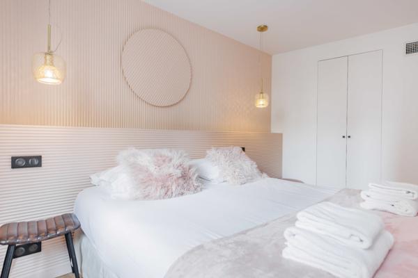 VENTE — PLATEAU COMMERCIAL 285 M² | PARIS 1er étage complet | 5 appartements para-hôteliers |