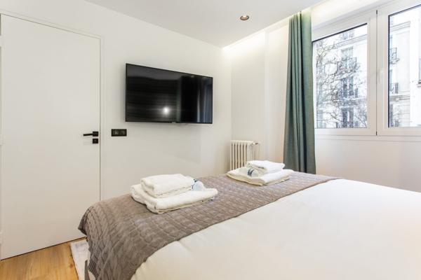 VENTE — PLATEAU COMMERCIAL 285 M² | PARIS 1er étage complet | 5 appartements para-hôteliers |