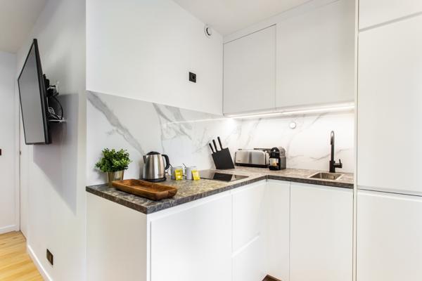 VENTE — PLATEAU COMMERCIAL 285 M² | PARIS 1er étage complet | 5 appartements para-hôteliers |