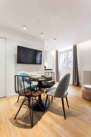 VENTE — PLATEAU COMMERCIAL 285 M² | PARIS 1er étage complet | 5 appartements para-hôteliers |