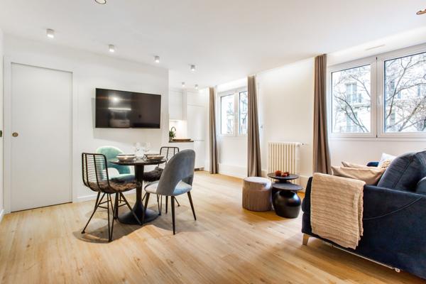 VENTE — PLATEAU COMMERCIAL 285 M² | PARIS 1er étage complet | 5 appartements para-hôteliers |