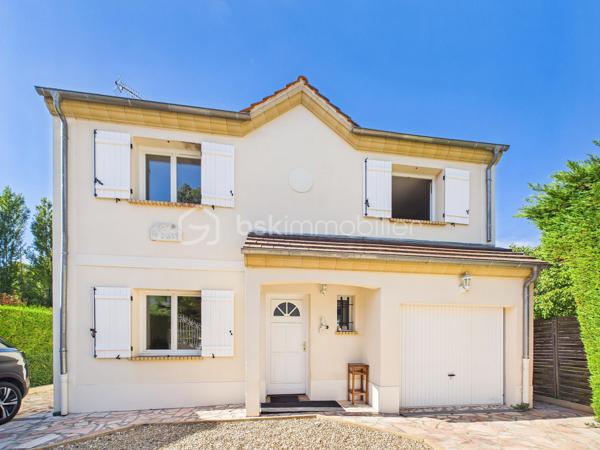 Découvrez cette jolie  maison de 135 m² nichée dans un coin  paisible de Baulne, offrant un style de vie harmonieux entre confort moderne et tranquillité. Cette propriété spacieuse , séduit par  sa luminosité, sa véranda, son grand terrain de 700 m² sans vis-à-vis, avec accès privé a la rivière avec mise a l'eau possible ( canoës-kayaks barque ....)
Aucuns risque d'inondation le terrain est prévu pour cela 

La propriété bénéficie d'une vue dégagée et d'un environnement calme, le tout agrémenté d'une piscine pour des instants de détente inégalés. Proximité des commodités essentielles et atout "Coup de cœur" assuré.
A l'intérieur nous retrouvons au RDC un grand double séjour, une cuisine équipé, un wc , un garage, au premier  étage nous retrouvons quatre chambres, une salle de bain avec baignoire, douche et wc  
Au second étage les combles sont aménagés en une grande chambre, une salle de jeu... a vous de voir !

Pour plus d'informations, contactez Kevin Julien. Profitez de cet environnement privilégié dès maintenant !