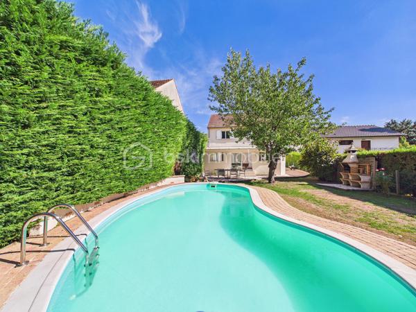 Découvrez cette jolie  maison de 135 m² nichée dans un coin  paisible de Baulne, offrant un style de vie harmonieux entre confort moderne et tranquillité. Cette propriété spacieuse , séduit par  sa luminosité, sa véranda, son grand terrain de 700 m² sans vis-à-vis, avec accès privé a la rivière avec mise a l'eau possible ( canoës-kayaks barque ....)
Aucuns risque d'inondation le terrain est prévu pour cela 

La propriété bénéficie d'une vue dégagée et d'un environnement calme, le tout agrémenté d'une piscine pour des instants de détente inégalés. Proximité des commodités essentielles et atout "Coup de cœur" assuré.
A l'intérieur nous retrouvons au RDC un grand double séjour, une cuisine équipé, un wc , un garage, au premier  étage nous retrouvons quatre chambres, une salle de bain avec baignoire, douche et wc  
Au second étage les combles sont aménagés en une grande chambre, une salle de jeu... a vous de voir !

Pour plus d'informations, contactez Kevin Julien. Profitez de cet environnement privilégié dès maintenant !