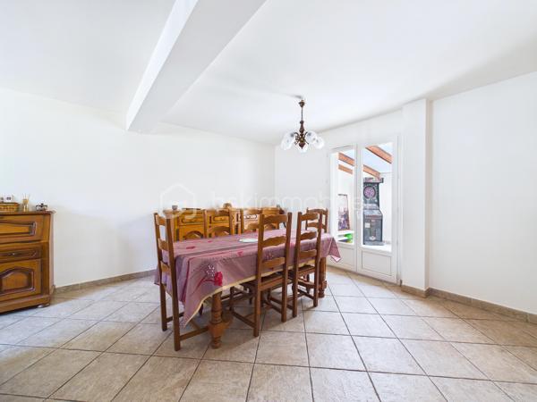 Découvrez cette jolie  maison de 135 m² nichée dans un coin  paisible de Baulne, offrant un style de vie harmonieux entre confort moderne et tranquillité. Cette propriété spacieuse , séduit par  sa luminosité, sa véranda, son grand terrain de 700 m² sans vis-à-vis, avec accès privé a la rivière avec mise a l'eau possible ( canoës-kayaks barque ....)
Aucuns risque d'inondation le terrain est prévu pour cela 

La propriété bénéficie d'une vue dégagée et d'un environnement calme, le tout agrémenté d'une piscine pour des instants de détente inégalés. Proximité des commodités essentielles et atout "Coup de cœur" assuré.
A l'intérieur nous retrouvons au RDC un grand double séjour, une cuisine équipé, un wc , un garage, au premier  étage nous retrouvons quatre chambres, une salle de bain avec baignoire, douche et wc  
Au second étage les combles sont aménagés en une grande chambre, une salle de jeu... a vous de voir !

Pour plus d'informations, contactez Kevin Julien. Profitez de cet environnement privilégié dès maintenant !