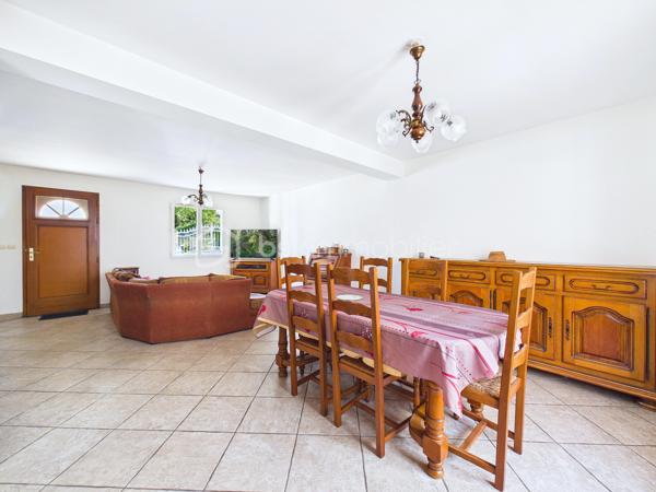 Découvrez cette jolie  maison de 135 m² nichée dans un coin  paisible de Baulne, offrant un style de vie harmonieux entre confort moderne et tranquillité. Cette propriété spacieuse , séduit par  sa luminosité, sa véranda, son grand terrain de 700 m² sans vis-à-vis, avec accès privé a la rivière avec mise a l'eau possible ( canoës-kayaks barque ....)
Aucuns risque d'inondation le terrain est prévu pour cela 

La propriété bénéficie d'une vue dégagée et d'un environnement calme, le tout agrémenté d'une piscine pour des instants de détente inégalés. Proximité des commodités essentielles et atout "Coup de cœur" assuré.
A l'intérieur nous retrouvons au RDC un grand double séjour, une cuisine équipé, un wc , un garage, au premier  étage nous retrouvons quatre chambres, une salle de bain avec baignoire, douche et wc  
Au second étage les combles sont aménagés en une grande chambre, une salle de jeu... a vous de voir !

Pour plus d'informations, contactez Kevin Julien. Profitez de cet environnement privilégié dès maintenant !