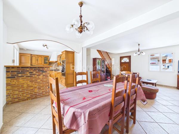 Découvrez cette jolie  maison de 135 m² nichée dans un coin  paisible de Baulne, offrant un style de vie harmonieux entre confort moderne et tranquillité. Cette propriété spacieuse , séduit par  sa luminosité, sa véranda, son grand terrain de 700 m² sans vis-à-vis, avec accès privé a la rivière avec mise a l'eau possible ( canoës-kayaks barque ....)
Aucuns risque d'inondation le terrain est prévu pour cela 

La propriété bénéficie d'une vue dégagée et d'un environnement calme, le tout agrémenté d'une piscine pour des instants de détente inégalés. Proximité des commodités essentielles et atout "Coup de cœur" assuré.
A l'intérieur nous retrouvons au RDC un grand double séjour, une cuisine équipé, un wc , un garage, au premier  étage nous retrouvons quatre chambres, une salle de bain avec baignoire, douche et wc  
Au second étage les combles sont aménagés en une grande chambre, une salle de jeu... a vous de voir !

Pour plus d'informations, contactez Kevin Julien. Profitez de cet environnement privilégié dès maintenant !