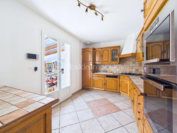 Découvrez cette jolie  maison de 135 m² nichée dans un coin  paisible de Baulne, offrant un style de vie harmonieux entre confort moderne et tranquillité. Cette propriété spacieuse , séduit par  sa luminosité, sa véranda, son grand terrain de 700 m² sans vis-à-vis, avec accès privé a la rivière avec mise a l'eau possible ( canoës-kayaks barque ....)
Aucuns risque d'inondation le terrain est prévu pour cela 

La propriété bénéficie d'une vue dégagée et d'un environnement calme, le tout agrémenté d'une piscine pour des instants de détente inégalés. Proximité des commodités essentielles et atout "Coup de cœur" assuré.
A l'intérieur nous retrouvons au RDC un grand double séjour, une cuisine équipé, un wc , un garage, au premier  étage nous retrouvons quatre chambres, une salle de bain avec baignoire, douche et wc  
Au second étage les combles sont aménagés en une grande chambre, une salle de jeu... a vous de voir !

Pour plus d'informations, contactez Kevin Julien. Profitez de cet environnement privilégié dès maintenant !