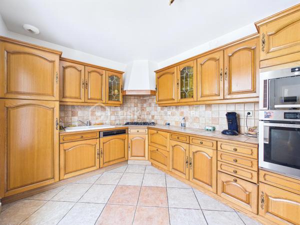 Découvrez cette jolie  maison de 135 m² nichée dans un coin  paisible de Baulne, offrant un style de vie harmonieux entre confort moderne et tranquillité. Cette propriété spacieuse , séduit par  sa luminosité, sa véranda, son grand terrain de 700 m² sans vis-à-vis, avec accès privé a la rivière avec mise a l'eau possible ( canoës-kayaks barque ....)
Aucuns risque d'inondation le terrain est prévu pour cela 

La propriété bénéficie d'une vue dégagée et d'un environnement calme, le tout agrémenté d'une piscine pour des instants de détente inégalés. Proximité des commodités essentielles et atout "Coup de cœur" assuré.
A l'intérieur nous retrouvons au RDC un grand double séjour, une cuisine équipé, un wc , un garage, au premier  étage nous retrouvons quatre chambres, une salle de bain avec baignoire, douche et wc  
Au second étage les combles sont aménagés en une grande chambre, une salle de jeu... a vous de voir !

Pour plus d'informations, contactez Kevin Julien. Profitez de cet environnement privilégié dès maintenant !