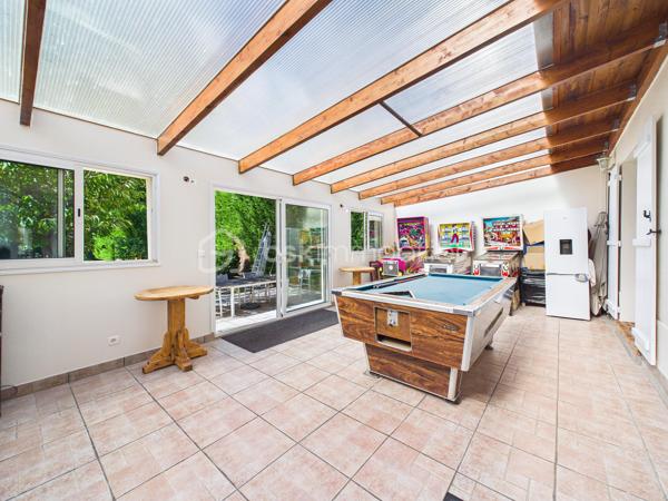 Découvrez cette jolie  maison de 135 m² nichée dans un coin  paisible de Baulne, offrant un style de vie harmonieux entre confort moderne et tranquillité. Cette propriété spacieuse , séduit par  sa luminosité, sa véranda, son grand terrain de 700 m² sans vis-à-vis, avec accès privé a la rivière avec mise a l'eau possible ( canoës-kayaks barque ....)
Aucuns risque d'inondation le terrain est prévu pour cela 

La propriété bénéficie d'une vue dégagée et d'un environnement calme, le tout agrémenté d'une piscine pour des instants de détente inégalés. Proximité des commodités essentielles et atout "Coup de cœur" assuré.
A l'intérieur nous retrouvons au RDC un grand double séjour, une cuisine équipé, un wc , un garage, au premier  étage nous retrouvons quatre chambres, une salle de bain avec baignoire, douche et wc  
Au second étage les combles sont aménagés en une grande chambre, une salle de jeu... a vous de voir !

Pour plus d'informations, contactez Kevin Julien. Profitez de cet environnement privilégié dès maintenant !