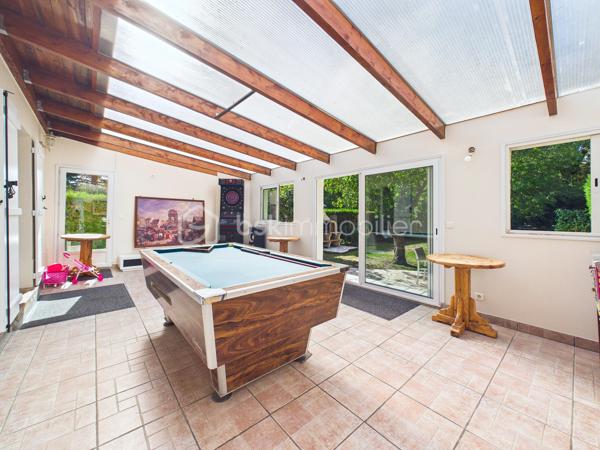 Découvrez cette jolie  maison de 135 m² nichée dans un coin  paisible de Baulne, offrant un style de vie harmonieux entre confort moderne et tranquillité. Cette propriété spacieuse , séduit par  sa luminosité, sa véranda, son grand terrain de 700 m² sans vis-à-vis, avec accès privé a la rivière avec mise a l'eau possible ( canoës-kayaks barque ....)
Aucuns risque d'inondation le terrain est prévu pour cela 

La propriété bénéficie d'une vue dégagée et d'un environnement calme, le tout agrémenté d'une piscine pour des instants de détente inégalés. Proximité des commodités essentielles et atout "Coup de cœur" assuré.
A l'intérieur nous retrouvons au RDC un grand double séjour, une cuisine équipé, un wc , un garage, au premier  étage nous retrouvons quatre chambres, une salle de bain avec baignoire, douche et wc  
Au second étage les combles sont aménagés en une grande chambre, une salle de jeu... a vous de voir !

Pour plus d'informations, contactez Kevin Julien. Profitez de cet environnement privilégié dès maintenant !