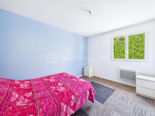 Découvrez cette jolie  maison de 135 m² nichée dans un coin  paisible de Baulne, offrant un style de vie harmonieux entre confort moderne et tranquillité. Cette propriété spacieuse , séduit par  sa luminosité, sa véranda, son grand terrain de 700 m² sans vis-à-vis, avec accès privé a la rivière avec mise a l'eau possible ( canoës-kayaks barque ....)
Aucuns risque d'inondation le terrain est prévu pour cela 

La propriété bénéficie d'une vue dégagée et d'un environnement calme, le tout agrémenté d'une piscine pour des instants de détente inégalés. Proximité des commodités essentielles et atout "Coup de cœur" assuré.
A l'intérieur nous retrouvons au RDC un grand double séjour, une cuisine équipé, un wc , un garage, au premier  étage nous retrouvons quatre chambres, une salle de bain avec baignoire, douche et wc  
Au second étage les combles sont aménagés en une grande chambre, une salle de jeu... a vous de voir !

Pour plus d'informations, contactez Kevin Julien. Profitez de cet environnement privilégié dès maintenant !