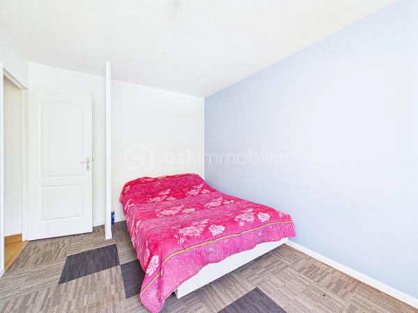 Découvrez cette jolie  maison de 135 m² nichée dans un coin  paisible de Baulne, offrant un style de vie harmonieux entre confort moderne et tranquillité. Cette propriété spacieuse , séduit par  sa luminosité, sa véranda, son grand terrain de 700 m² sans vis-à-vis, avec accès privé a la rivière avec mise a l'eau possible ( canoës-kayaks barque ....)
Aucuns risque d'inondation le terrain est prévu pour cela 

La propriété bénéficie d'une vue dégagée et d'un environnement calme, le tout agrémenté d'une piscine pour des instants de détente inégalés. Proximité des commodités essentielles et atout "Coup de cœur" assuré.
A l'intérieur nous retrouvons au RDC un grand double séjour, une cuisine équipé, un wc , un garage, au premier  étage nous retrouvons quatre chambres, une salle de bain avec baignoire, douche et wc  
Au second étage les combles sont aménagés en une grande chambre, une salle de jeu... a vous de voir !

Pour plus d'informations, contactez Kevin Julien. Profitez de cet environnement privilégié dès maintenant !