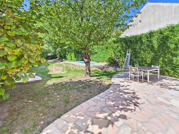 Découvrez cette jolie  maison de 135 m² nichée dans un coin  paisible de Baulne, offrant un style de vie harmonieux entre confort moderne et tranquillité. Cette propriété spacieuse , séduit par  sa luminosité, sa véranda, son grand terrain de 700 m² sans vis-à-vis, avec accès privé a la rivière avec mise a l'eau possible ( canoës-kayaks barque ....)
Aucuns risque d'inondation le terrain est prévu pour cela 

La propriété bénéficie d'une vue dégagée et d'un environnement calme, le tout agrémenté d'une piscine pour des instants de détente inégalés. Proximité des commodités essentielles et atout "Coup de cœur" assuré.
A l'intérieur nous retrouvons au RDC un grand double séjour, une cuisine équipé, un wc , un garage, au premier  étage nous retrouvons quatre chambres, une salle de bain avec baignoire, douche et wc  
Au second étage les combles sont aménagés en une grande chambre, une salle de jeu... a vous de voir !

Pour plus d'informations, contactez Kevin Julien. Profitez de cet environnement privilégié dès maintenant !