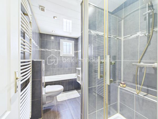 Découvrez cette jolie  maison de 135 m² nichée dans un coin  paisible de Baulne, offrant un style de vie harmonieux entre confort moderne et tranquillité. Cette propriété spacieuse , séduit par  sa luminosité, sa véranda, son grand terrain de 700 m² sans vis-à-vis, avec accès privé a la rivière avec mise a l'eau possible ( canoës-kayaks barque ....)
Aucuns risque d'inondation le terrain est prévu pour cela 

La propriété bénéficie d'une vue dégagée et d'un environnement calme, le tout agrémenté d'une piscine pour des instants de détente inégalés. Proximité des commodités essentielles et atout "Coup de cœur" assuré.
A l'intérieur nous retrouvons au RDC un grand double séjour, une cuisine équipé, un wc , un garage, au premier  étage nous retrouvons quatre chambres, une salle de bain avec baignoire, douche et wc  
Au second étage les combles sont aménagés en une grande chambre, une salle de jeu... a vous de voir !

Pour plus d'informations, contactez Kevin Julien. Profitez de cet environnement privilégié dès maintenant !