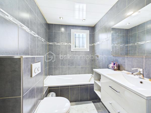 Découvrez cette jolie  maison de 135 m² nichée dans un coin  paisible de Baulne, offrant un style de vie harmonieux entre confort moderne et tranquillité. Cette propriété spacieuse , séduit par  sa luminosité, sa véranda, son grand terrain de 700 m² sans vis-à-vis, avec accès privé a la rivière avec mise a l'eau possible ( canoës-kayaks barque ....)
Aucuns risque d'inondation le terrain est prévu pour cela 

La propriété bénéficie d'une vue dégagée et d'un environnement calme, le tout agrémenté d'une piscine pour des instants de détente inégalés. Proximité des commodités essentielles et atout "Coup de cœur" assuré.
A l'intérieur nous retrouvons au RDC un grand double séjour, une cuisine équipé, un wc , un garage, au premier  étage nous retrouvons quatre chambres, une salle de bain avec baignoire, douche et wc  
Au second étage les combles sont aménagés en une grande chambre, une salle de jeu... a vous de voir !

Pour plus d'informations, contactez Kevin Julien. Profitez de cet environnement privilégié dès maintenant !