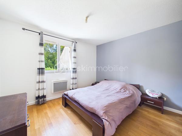 Découvrez cette jolie  maison de 135 m² nichée dans un coin  paisible de Baulne, offrant un style de vie harmonieux entre confort moderne et tranquillité. Cette propriété spacieuse , séduit par  sa luminosité, sa véranda, son grand terrain de 700 m² sans vis-à-vis, avec accès privé a la rivière avec mise a l'eau possible ( canoës-kayaks barque ....)
Aucuns risque d'inondation le terrain est prévu pour cela 

La propriété bénéficie d'une vue dégagée et d'un environnement calme, le tout agrémenté d'une piscine pour des instants de détente inégalés. Proximité des commodités essentielles et atout "Coup de cœur" assuré.
A l'intérieur nous retrouvons au RDC un grand double séjour, une cuisine équipé, un wc , un garage, au premier  étage nous retrouvons quatre chambres, une salle de bain avec baignoire, douche et wc  
Au second étage les combles sont aménagés en une grande chambre, une salle de jeu... a vous de voir !

Pour plus d'informations, contactez Kevin Julien. Profitez de cet environnement privilégié dès maintenant !
