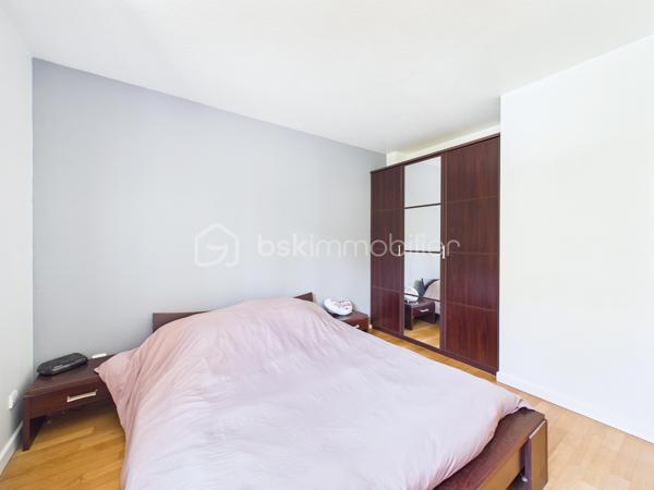 Découvrez cette jolie  maison de 135 m² nichée dans un coin  paisible de Baulne, offrant un style de vie harmonieux entre confort moderne et tranquillité. Cette propriété spacieuse , séduit par  sa luminosité, sa véranda, son grand terrain de 700 m² sans vis-à-vis, avec accès privé a la rivière avec mise a l'eau possible ( canoës-kayaks barque ....)
Aucuns risque d'inondation le terrain est prévu pour cela 

La propriété bénéficie d'une vue dégagée et d'un environnement calme, le tout agrémenté d'une piscine pour des instants de détente inégalés. Proximité des commodités essentielles et atout "Coup de cœur" assuré.
A l'intérieur nous retrouvons au RDC un grand double séjour, une cuisine équipé, un wc , un garage, au premier  étage nous retrouvons quatre chambres, une salle de bain avec baignoire, douche et wc  
Au second étage les combles sont aménagés en une grande chambre, une salle de jeu... a vous de voir !

Pour plus d'informations, contactez Kevin Julien. Profitez de cet environnement privilégié dès maintenant !