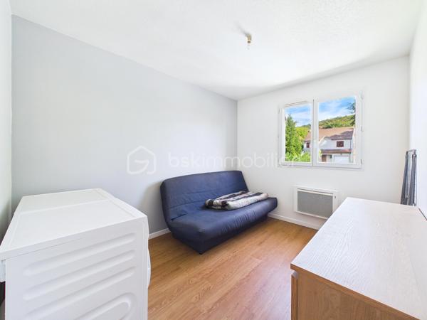 Découvrez cette jolie  maison de 135 m² nichée dans un coin  paisible de Baulne, offrant un style de vie harmonieux entre confort moderne et tranquillité. Cette propriété spacieuse , séduit par  sa luminosité, sa véranda, son grand terrain de 700 m² sans vis-à-vis, avec accès privé a la rivière avec mise a l'eau possible ( canoës-kayaks barque ....)
Aucuns risque d'inondation le terrain est prévu pour cela 

La propriété bénéficie d'une vue dégagée et d'un environnement calme, le tout agrémenté d'une piscine pour des instants de détente inégalés. Proximité des commodités essentielles et atout "Coup de cœur" assuré.
A l'intérieur nous retrouvons au RDC un grand double séjour, une cuisine équipé, un wc , un garage, au premier  étage nous retrouvons quatre chambres, une salle de bain avec baignoire, douche et wc  
Au second étage les combles sont aménagés en une grande chambre, une salle de jeu... a vous de voir !

Pour plus d'informations, contactez Kevin Julien. Profitez de cet environnement privilégié dès maintenant !