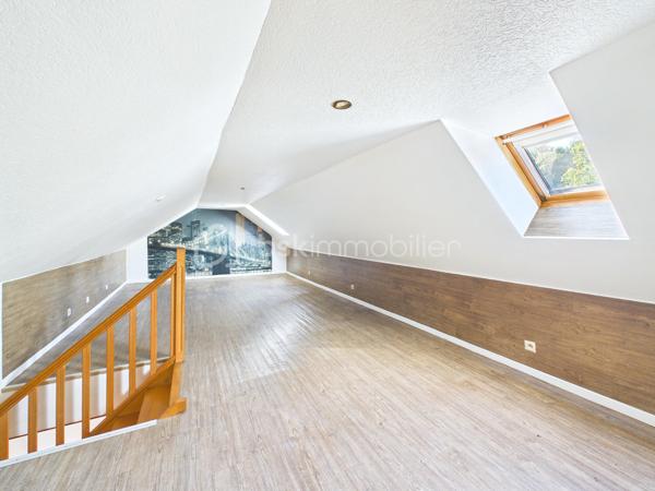 Découvrez cette jolie  maison de 135 m² nichée dans un coin  paisible de Baulne, offrant un style de vie harmonieux entre confort moderne et tranquillité. Cette propriété spacieuse , séduit par  sa luminosité, sa véranda, son grand terrain de 700 m² sans vis-à-vis, avec accès privé a la rivière avec mise a l'eau possible ( canoës-kayaks barque ....)
Aucuns risque d'inondation le terrain est prévu pour cela 

La propriété bénéficie d'une vue dégagée et d'un environnement calme, le tout agrémenté d'une piscine pour des instants de détente inégalés. Proximité des commodités essentielles et atout "Coup de cœur" assuré.
A l'intérieur nous retrouvons au RDC un grand double séjour, une cuisine équipé, un wc , un garage, au premier  étage nous retrouvons quatre chambres, une salle de bain avec baignoire, douche et wc  
Au second étage les combles sont aménagés en une grande chambre, une salle de jeu... a vous de voir !

Pour plus d'informations, contactez Kevin Julien. Profitez de cet environnement privilégié dès maintenant !