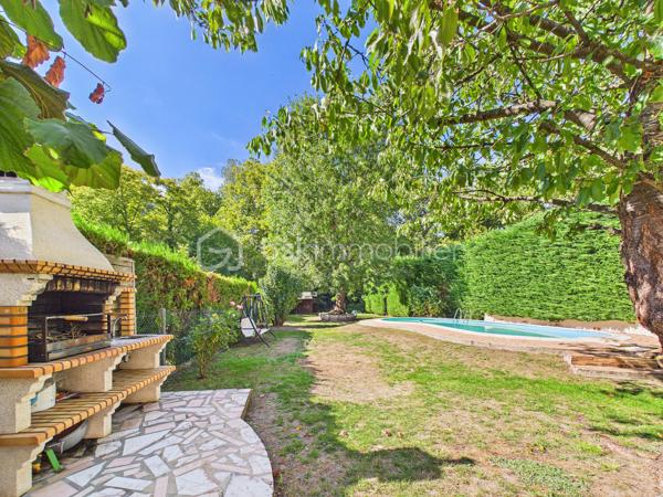 Découvrez cette jolie  maison de 135 m² nichée dans un coin  paisible de Baulne, offrant un style de vie harmonieux entre confort moderne et tranquillité. Cette propriété spacieuse , séduit par  sa luminosité, sa véranda, son grand terrain de 700 m² sans vis-à-vis, avec accès privé a la rivière avec mise a l'eau possible ( canoës-kayaks barque ....)
Aucuns risque d'inondation le terrain est prévu pour cela 

La propriété bénéficie d'une vue dégagée et d'un environnement calme, le tout agrémenté d'une piscine pour des instants de détente inégalés. Proximité des commodités essentielles et atout "Coup de cœur" assuré.
A l'intérieur nous retrouvons au RDC un grand double séjour, une cuisine équipé, un wc , un garage, au premier  étage nous retrouvons quatre chambres, une salle de bain avec baignoire, douche et wc  
Au second étage les combles sont aménagés en une grande chambre, une salle de jeu... a vous de voir !

Pour plus d'informations, contactez Kevin Julien. Profitez de cet environnement privilégié dès maintenant !