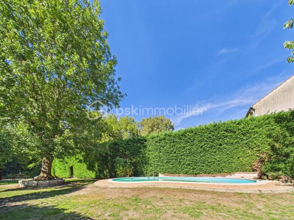 Découvrez cette jolie  maison de 135 m² nichée dans un coin  paisible de Baulne, offrant un style de vie harmonieux entre confort moderne et tranquillité. Cette propriété spacieuse , séduit par  sa luminosité, sa véranda, son grand terrain de 700 m² sans vis-à-vis, avec accès privé a la rivière avec mise a l'eau possible ( canoës-kayaks barque ....)
Aucuns risque d'inondation le terrain est prévu pour cela 

La propriété bénéficie d'une vue dégagée et d'un environnement calme, le tout agrémenté d'une piscine pour des instants de détente inégalés. Proximité des commodités essentielles et atout "Coup de cœur" assuré.
A l'intérieur nous retrouvons au RDC un grand double séjour, une cuisine équipé, un wc , un garage, au premier  étage nous retrouvons quatre chambres, une salle de bain avec baignoire, douche et wc  
Au second étage les combles sont aménagés en une grande chambre, une salle de jeu... a vous de voir !

Pour plus d'informations, contactez Kevin Julien. Profitez de cet environnement privilégié dès maintenant !