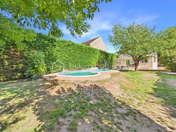 Découvrez cette jolie  maison de 135 m² nichée dans un coin  paisible de Baulne, offrant un style de vie harmonieux entre confort moderne et tranquillité. Cette propriété spacieuse , séduit par  sa luminosité, sa véranda, son grand terrain de 700 m² sans vis-à-vis, avec accès privé a la rivière avec mise a l'eau possible ( canoës-kayaks barque ....)
Aucuns risque d'inondation le terrain est prévu pour cela 

La propriété bénéficie d'une vue dégagée et d'un environnement calme, le tout agrémenté d'une piscine pour des instants de détente inégalés. Proximité des commodités essentielles et atout "Coup de cœur" assuré.
A l'intérieur nous retrouvons au RDC un grand double séjour, une cuisine équipé, un wc , un garage, au premier  étage nous retrouvons quatre chambres, une salle de bain avec baignoire, douche et wc  
Au second étage les combles sont aménagés en une grande chambre, une salle de jeu... a vous de voir !

Pour plus d'informations, contactez Kevin Julien. Profitez de cet environnement privilégié dès maintenant !