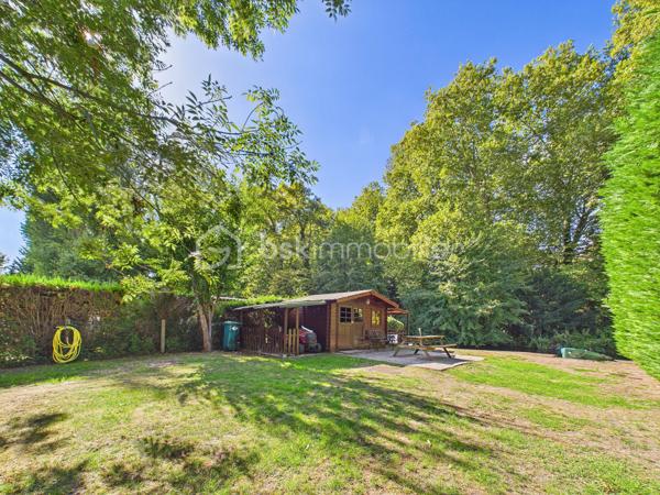 Découvrez cette jolie  maison de 135 m² nichée dans un coin  paisible de Baulne, offrant un style de vie harmonieux entre confort moderne et tranquillité. Cette propriété spacieuse , séduit par  sa luminosité, sa véranda, son grand terrain de 700 m² sans vis-à-vis, avec accès privé a la rivière avec mise a l'eau possible ( canoës-kayaks barque ....)
Aucuns risque d'inondation le terrain est prévu pour cela 

La propriété bénéficie d'une vue dégagée et d'un environnement calme, le tout agrémenté d'une piscine pour des instants de détente inégalés. Proximité des commodités essentielles et atout "Coup de cœur" assuré.
A l'intérieur nous retrouvons au RDC un grand double séjour, une cuisine équipé, un wc , un garage, au premier  étage nous retrouvons quatre chambres, une salle de bain avec baignoire, douche et wc  
Au second étage les combles sont aménagés en une grande chambre, une salle de jeu... a vous de voir !

Pour plus d'informations, contactez Kevin Julien. Profitez de cet environnement privilégié dès maintenant !