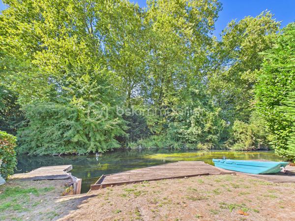 Découvrez cette jolie  maison de 135 m² nichée dans un coin  paisible de Baulne, offrant un style de vie harmonieux entre confort moderne et tranquillité. Cette propriété spacieuse , séduit par  sa luminosité, sa véranda, son grand terrain de 700 m² sans vis-à-vis, avec accès privé a la rivière avec mise a l'eau possible ( canoës-kayaks barque ....)
Aucuns risque d'inondation le terrain est prévu pour cela 

La propriété bénéficie d'une vue dégagée et d'un environnement calme, le tout agrémenté d'une piscine pour des instants de détente inégalés. Proximité des commodités essentielles et atout "Coup de cœur" assuré.
A l'intérieur nous retrouvons au RDC un grand double séjour, une cuisine équipé, un wc , un garage, au premier  étage nous retrouvons quatre chambres, une salle de bain avec baignoire, douche et wc  
Au second étage les combles sont aménagés en une grande chambre, une salle de jeu... a vous de voir !

Pour plus d'informations, contactez Kevin Julien. Profitez de cet environnement privilégié dès maintenant !