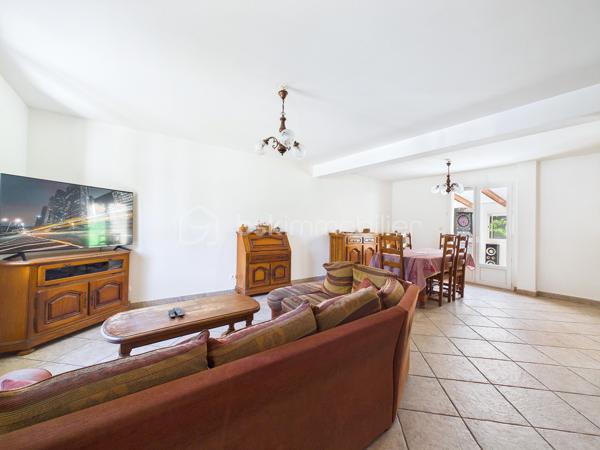 Découvrez cette jolie  maison de 135 m² nichée dans un coin  paisible de Baulne, offrant un style de vie harmonieux entre confort moderne et tranquillité. Cette propriété spacieuse , séduit par  sa luminosité, sa véranda, son grand terrain de 700 m² sans vis-à-vis, avec accès privé a la rivière avec mise a l'eau possible ( canoës-kayaks barque ....)
Aucuns risque d'inondation le terrain est prévu pour cela 

La propriété bénéficie d'une vue dégagée et d'un environnement calme, le tout agrémenté d'une piscine pour des instants de détente inégalés. Proximité des commodités essentielles et atout "Coup de cœur" assuré.
A l'intérieur nous retrouvons au RDC un grand double séjour, une cuisine équipé, un wc , un garage, au premier  étage nous retrouvons quatre chambres, une salle de bain avec baignoire, douche et wc  
Au second étage les combles sont aménagés en une grande chambre, une salle de jeu... a vous de voir !

Pour plus d'informations, contactez Kevin Julien. Profitez de cet environnement privilégié dès maintenant !