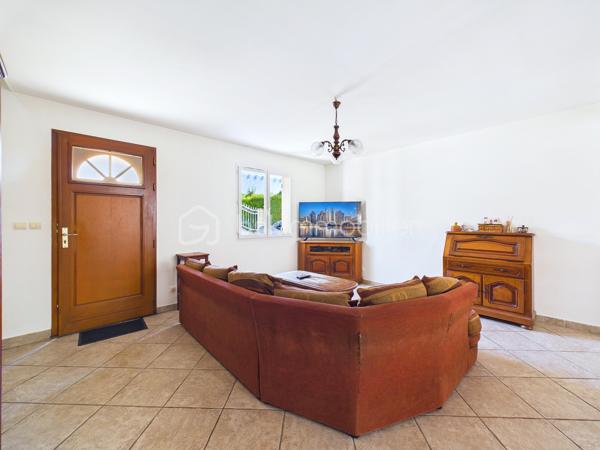 Découvrez cette jolie  maison de 135 m² nichée dans un coin  paisible de Baulne, offrant un style de vie harmonieux entre confort moderne et tranquillité. Cette propriété spacieuse , séduit par  sa luminosité, sa véranda, son grand terrain de 700 m² sans vis-à-vis, avec accès privé a la rivière avec mise a l'eau possible ( canoës-kayaks barque ....)
Aucuns risque d'inondation le terrain est prévu pour cela 

La propriété bénéficie d'une vue dégagée et d'un environnement calme, le tout agrémenté d'une piscine pour des instants de détente inégalés. Proximité des commodités essentielles et atout "Coup de cœur" assuré.
A l'intérieur nous retrouvons au RDC un grand double séjour, une cuisine équipé, un wc , un garage, au premier  étage nous retrouvons quatre chambres, une salle de bain avec baignoire, douche et wc  
Au second étage les combles sont aménagés en une grande chambre, une salle de jeu... a vous de voir !

Pour plus d'informations, contactez Kevin Julien. Profitez de cet environnement privilégié dès maintenant !