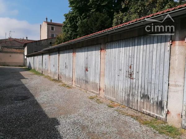 À louer box fermé au sein d’un ensemble de garages sécurisés.