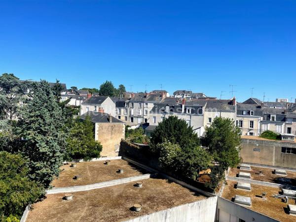 Appartement 111,32 m2 quartier St Serge avec garage fermé