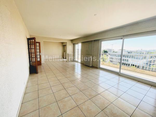 Appartement 111,32 m2 quartier St Serge avec garage fermé