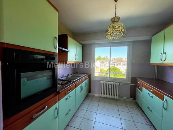 Appartement 111,32 m2 quartier St Serge avec garage fermé