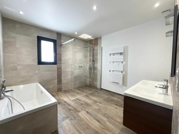 Appartement à louer    3 pièces • 66,24 m2    Alès