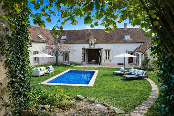 Ancien corps de ferme de 296m² – 5 chambres - À 12 min de Sens